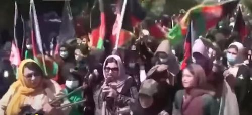 무장한 채 반탈레반 시위에 나선 아프간 여성들. [인도 위온TV 방송 화면 캡처=연합뉴스. 재판매 및 DB 금지]