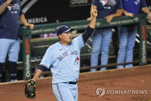 멋진 송구로 주자 잡아낸 에르난데스에게 고마움 표시하는 류현진 [AP=연합뉴스]