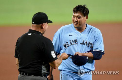 심판과 웃으며 '이물질 검사'받는 류현진   [게티이미지/AFP=연합뉴스]