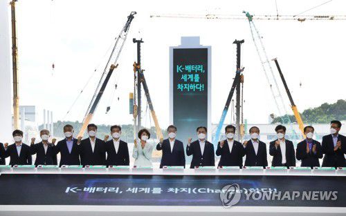 LG에너지솔루션 시험연구센터 착공식(청주=연합뉴스) 최재구 기자 = 문재인 대통령이 8일 충북 청주시 LG에너지솔루션 오창 제2공장에서 열린 K-배터리 발전전략 보고 'K-배터리, 세계를 차지(charge)하다'행사를 마치고 LG에너지솔루션 시험연구센터 착공식 세레머니를 하고 있다. 2021.7.8 jjaeck9@yna.co.kr