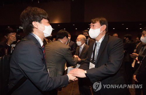 인사하는 윤석열 전 검찰총장과 국민의힘 이준석 당 대표지난 6월 30일 조선일보 주최로 서울 신라호텔에서 열린 아시안리더십콘퍼런스 개회식 티타임에서 대선출마를 선언한 윤석열 전 검찰총장과 국민의힘 이준석 대표가 인사하고 있다.  [국회사진기자단] jeong@yna.co.kr