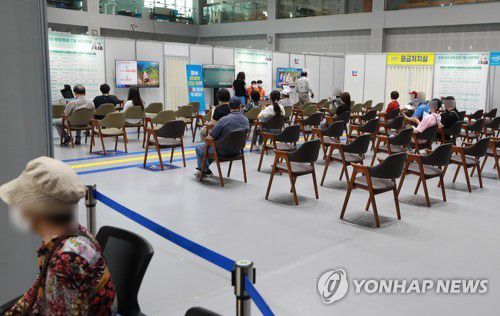 '4차 대유행' 우려 속 코로나19 백신 접종(서울=연합뉴스) 홍해인 기자 = 7일 서울 마포구민체육센터에 마련된 신종 코로나바이러스 감염증(코로나19) 백신 접종센터에서 시민들이 백신 접종을 마친 뒤 이상 반응 모니터링을 위해 대기하고 있다. 2021.7.7 hihong@yna.co.kr