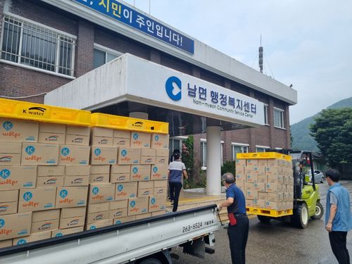 춘천 남면 지역에 생수 지원[촬영 이상학]