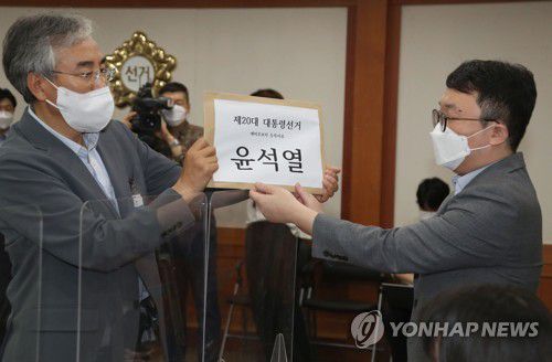 윤석열 전 검찰총장 대선 예비후보 등록(서울=연합뉴스) 이석준 전 국무조정실장(왼쪽)이 12일 오전 경기도 과천시 중앙선관위에서 윤석열 전 검찰총장의 대선 예비후보 등록을 하고 있다. 2021.7.12 [국회사진기자단] toadboy@yna.co.kr