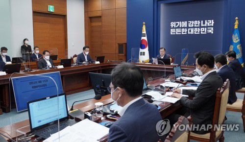 발언하는 문재인 대통령(서울=연합뉴스) 문재인 대통령이 12일 오후 청와대에서 열린 수도권 특별방역점검회의에서 발언하고 있다. [청와대 제공. 재판매 및 DB 금지] photo@yna.co.kr