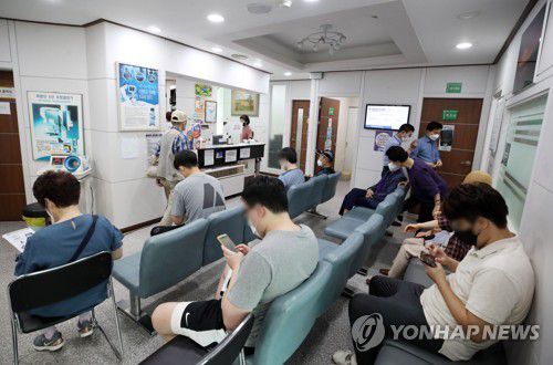 얀센 접종 대기(서울=연합뉴스) 임헌정 기자 = 30세 이상 예비군 등에 대한 얀센 백신 접종이 시작된 지난 6월 10일 서울 동작구 경성의원에서 시민들이 백신 접종을 기다리고 있다. 2021.6.10 kane@yna.co.kr