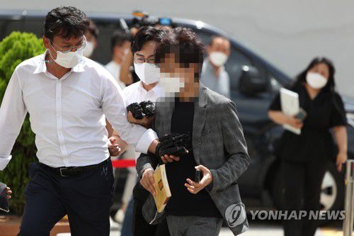 영장실질심사 출석하는 양향자 전 보좌관(광주=연합뉴스) 정회성 기자 = 더불어민주당 양향자 의원의 특별보좌관을 지낸 A(53)씨가 13일 오전 구속 전 피의자심문(영장실질심사)을 받기 위해 광주지방법원에 들어서고 있다. A씨는 특별보좌관 재직 시절 양 의원 지역사무소 동료 여직원을 수개월 동안 성추행한 혐의를 받는다. hs@yna.co.kr