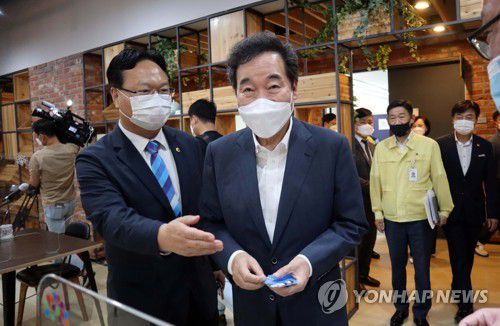 충남도청 방문한 이낙연(홍성=연합뉴스) 양영석 기자 = 더불어민주당 대선 경선 후보인 이낙연 전 대표가 13일 충남도청을 방문해 기자실로 들어서고 있다. youngs@yna.co.kr