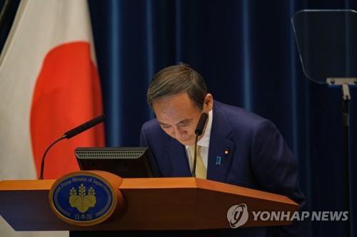 고개 숙인 스가(도쿄 AFP=연합뉴스) 스가 요시히데(菅義偉) 일본 총리가 8일 오후 일본 총리관저에서 신종 코로나바이러스 감염증(코로나19)과 관련한 기자회견에서 고개를 숙이고 있다.