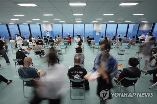 도쿄의 백신 접종센터(도쿄 AP=연합뉴스) 일본 도쿄도(東京都)에 마련된 신종 코로나바이러스 감염증(코로나19) 백신 대규모 접종센터에서 지난달 30일 주민 등이 백신을 맞은 후 경과 관찰을 위해 대기하고 있다.