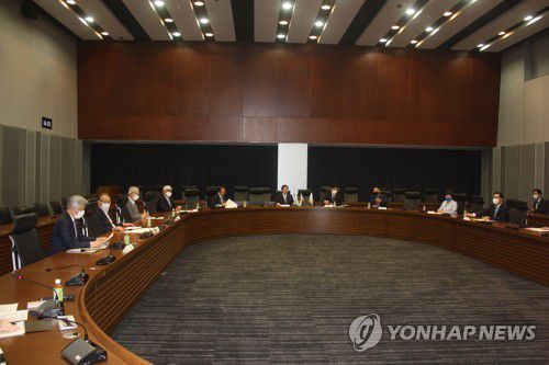 한일·일한 의원연맹 합동 간사회의 도쿄서 개최(도쿄=연합뉴스) 김호준 특파원 = 한일·일한 의원연맹 합동 간사회의가 14일 오후 도쿄 소재 일본 참의원 의원회관 특별회의실에서 열렸다. 이날 회의에 한일의원연맹에선 김진표 회장과 김석기 간사장 등 4명의 의원이, 일한의원연맹에선 에토 세이시로(衛藤征士郞) 회장대행과 가와무라 다케오(河村建夫) 간사장 등 6명의 의원이 참석했다. 2021.07.14 hojun@yna.co.kr