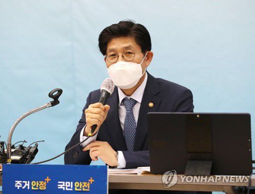 노형욱 장관 "공공임대주택 22년까지 200만호 확보"(세종=연합뉴스) 김주형 기자 = 노형욱 국토교통부 장관이 5일 오후 세종시 정부세종컨벤션센터에서 열린 출입기자단 간담회에서 발언하고 있다. 2021.7.5 kjhpress@yna.co.kr (끝)