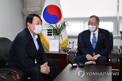 윤석열 전 검찰총장, 반기문 전 UN 사무총장 예방(서울=연합뉴스) 윤석열 전 검찰총장(왼쪽)이 15일 서울 종로구 경희궁길 반기문재단에서 반기문 전 UN 사무총장을 예방하고 있다. 2021.7.15 [국회사진기자단] toadboy@yna.co.kr