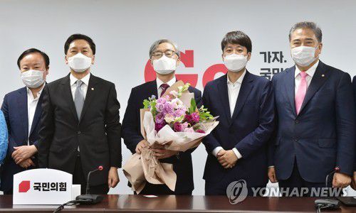 국민의힘 입당한 최재형 전 감사원장(서울=연합뉴스) 안정원 기자 = 최재형 전 감사원장이 15일 서울 여의도 국민의힘 당사에서 열린 입당식에서 이준석 대표, 김기현 원내대표 등과 기념촬영을 하고 있다. jeong@yna.co.kr