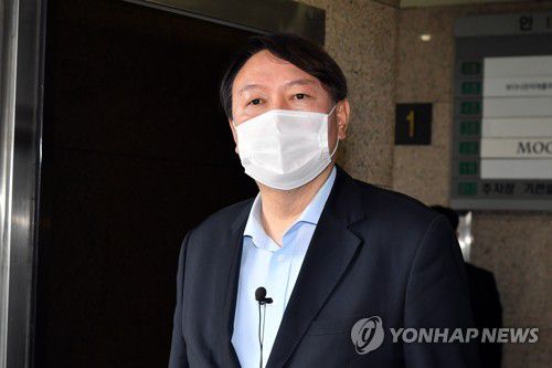 반기문 전 UN 사무총장 예방 마치고 질문에 답하는 윤석열 전 검찰총장(서울=연합뉴스) 윤석열 전 검찰총장이 15일 서울 종로구 경희궁길 반기문재단에서 반기문 전 UN 사무총장 예방을 마치고 취재진의 질문에 답하고 있다. 2021.7.15 [국회사진기자단] toadboy@yna.co.kr