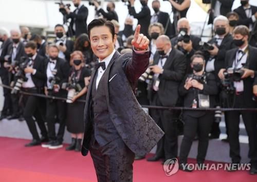 제74회 칸 국제 영화제 폐막식 레드 카펫에 선 배우 이병헌[AP=연합뉴스]