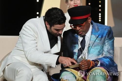 '족집게 과외' 받는 스파이크 리 (칸 AFP=연합뉴스) 프랑스 남부 휴양 도시 칸에서 17일(현지시간) 오후 열린 제74회 칸 국제 영화제 폐막식에서 경쟁 부문 심사위원장을 맡은 스파이크 리(오른쪽) 감독에게 심사위원인 프랑스 배우 타하르 라임에게 설명을 듣고 있다.