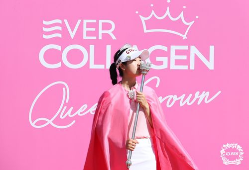 여왕의 지팡이에 입을 맞추는 전예성.[KLPGA 제공. 재판매 및 DB 금지]