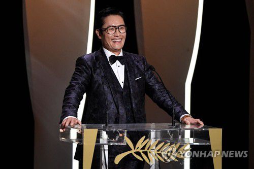 칸영화제 시상자 이병헌[AFP=연합뉴스]