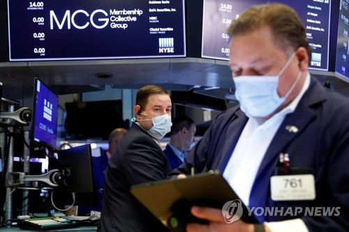 (뉴욕 로이터=연합뉴스) 15일(현지시간) 미국 뉴욕 증권거래소의 입회장에서 트레이더들이 업무를 수행하고 있다. [연합뉴스 자료사진]