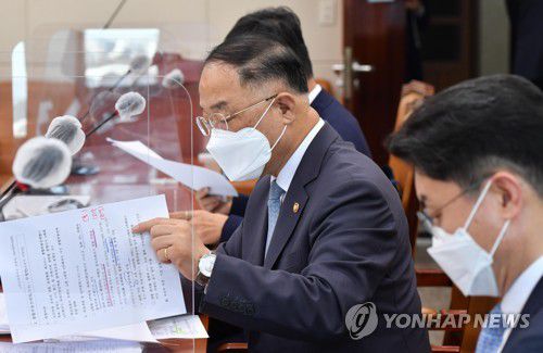 자료 검토하는 홍남기 경제부총리[연합뉴스 자료사진]