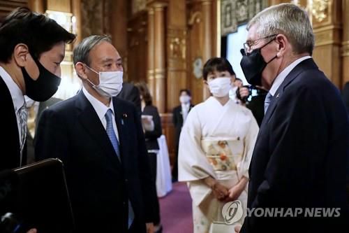 (도쿄 AFP=연합뉴스) 토마스 바흐 국제올림픽위원회(IOC) 위원장이 18일 도쿄 아카사카(赤坂) 영빈관(아카사카 별궁)에서 열린 환영 행사에서 스가 요시히데 총리와 환담하고 있다. [도쿄 올림픽 조직위 제공. 재판매 및 DB 금지] jsmoon@yna.co.kr