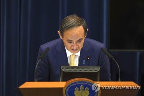 스가 요시히데 총리가 지난 8일 도쿄 지역의 4번째 코로나19 긴급사태 선포 기자회견을 시작하면서 고개를 숙여 인사하고 있다. [AP=연합뉴스 자료사진]