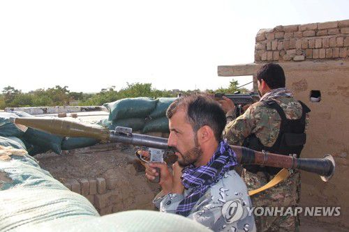 탈레반 반군과 전투 벌이는 아프간 정부군 (쿤두즈 신화=연합뉴스) 아프가니스탄 정부군 병사들이 17일(현지시간) 북동부 쿤두즈에서 탈레반 반군에 맞선 군사작전에 참가하고 있다.