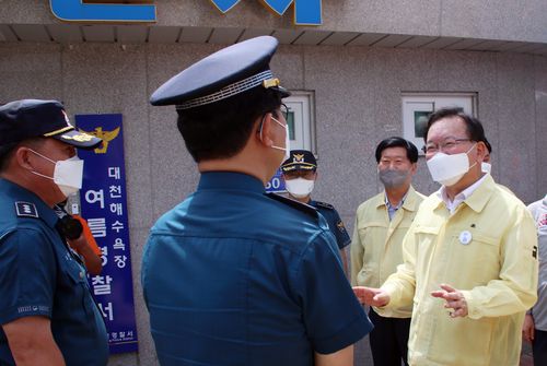 대천해수욕장 근무 경찰관 격려하는 김부겸 총리   (보령=연합뉴스) 이은파 기자 = 김부겸(오른쪽) 국무총리가 20일 충남 보령시 대천해수욕장을 찾아 근무 중인 경찰관들을 격려하고 있다. 2021.7.20