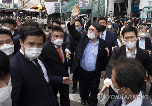 지지자들에게 손들어 인사하는 윤석열(대구=연합뉴스) 김현태 기자 = 대선 출마를 선언한 윤석열 전 검찰총장이 20일 오후 대구 중구 서문시장을 방문하며 지지자들에게 손을 들어 인사하고 있다. 2021.7.20 mtkht@yna.co.kr