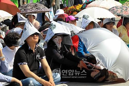 유세장에서 경청하는 시민들[연합뉴스 자료사진]