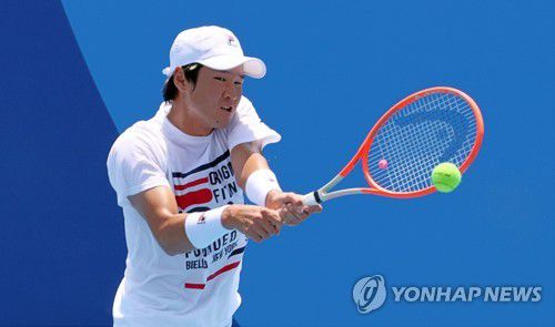 [올림픽] 무더위 속 훈련 열중하는 권순우(도쿄=연합뉴스) 김인철 기자 = 테니스 국가대표 권순우가 20일 일본 도쿄 아리아케 테니스파크에서 훈련을 하고 있다. 2021.7.20 yatoya@yna.co.kr