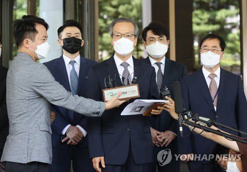 입장 밝히는 허익범 특검(서울=연합뉴스) 서명곤 기자 = '드루킹 댓글 여론조작' 사건에 연루된 혐의로 재판에 넘겨진 김경수 경남지사에게 징역 2년이 확정된 21일 오전 서울 서초구 대법원에서 허익범 특검이 법정을 나서며 미리 준비한 입장문을 읽고 있다.     대법원 2부(주심 이동원 대법관)는 이날  댓글 조작 혐의로 기소된 김 지사의 상고심에서 징역 2년을 선고한 원심을 확정했다. 공직선거법 위반 혐의에 대해서는 무죄가 확정됐다. 2021.7.21 seephoto@yna.co.kr