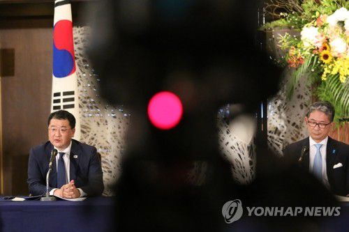 발언하는 최종건 차관(도쿄=연합뉴스) 이세원 특파원 = 최종건 한국 외교부 1차관이 21일 오전 일본 도쿄 외무성 이쿠라 공관에서 열린 한미일 외교차관 공동 기자회견에서 발언하고 있다. 오른쪽은 모리 다케오 일본 외무성 사무차관 2021.7.21 sewonlee@yna.co.kr