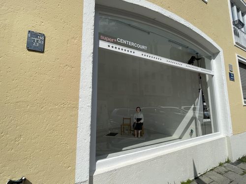 뮌헨 도심에 전시된 평화의 소녀상(뮌헨=연합뉴스) 이 율 특파원 = 뮌헨 도심의 슈퍼+센터코트 전시장에서 오는 9월 15일까지 전시되는 김운성·김서경 작가의 평화의 소녀상 2021.7.21