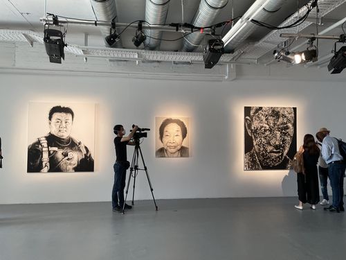 독일 플랫폼에 전시된 정영창 작가의 영웅, 김인숙, 자화상[뮌헨=연합뉴스 이 율 특파원]