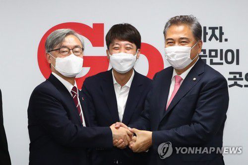 이준석 대표, 박진 의원과 포즈 취하는 최재형 전 감사원장(서울=연합뉴스) 하사헌 기자 = 지난 15일 서울 여의도 국민의힘 중앙당사에서 열린 입당식에서 최재형 전 감사원장(왼쪽부터), 이준석 대표, 박진 의원이 포즈를 취하고 있다. [연합뉴스 자료사진]