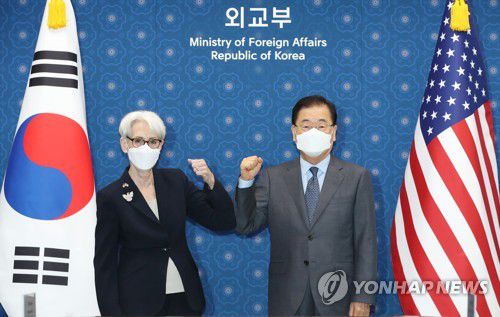 팔꿈치 인사하는 정의용 외교부 장관과 셔먼 미 국무부 부장관,(서울=연합뉴스) 백승렬 기자 = 정의용 외교부 장관이 22일 서울 외교부를 방문한 셔먼 미 국무부 부장관과 인사하고 있다. 2021.7.22 srbaek@yna.co.kr