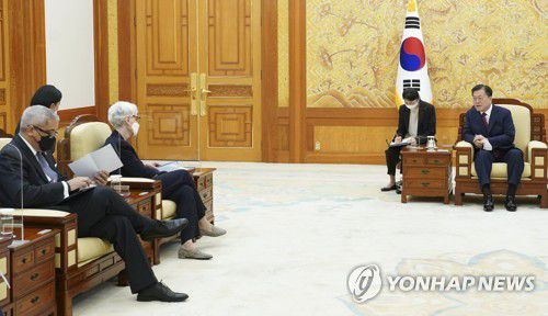 문 대통령, 셔먼 미국 국무부 부장관 접견(서울=연합뉴스) 문재인 대통령이 22일 청와대에서 방한 중인 웬디 셔먼 미국 국무부 부장관을 접견하고 있다. [청와대 제공. 재판매 및 DB 금지] photo@yna.co.kr
