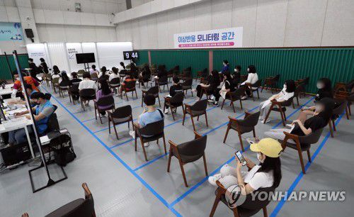 단체로 백신 접종한 고3 수험생(서울=연합뉴스) 정회성 기자 = 21일 오전 서울 동작구 동작구민체육센터에 마련된 예방접종센터에서 고3 학생이 신종 코로나바이러스 감염증(코로나19) 백신을 단체로 접종하고 나서 이상반응 관찰을 위해 대기하고 있다. 2021.7.21 hs@yna.co.kr