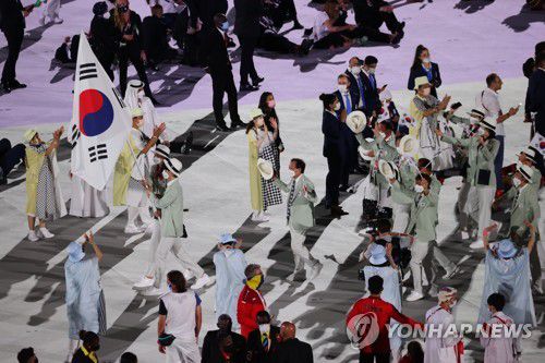 [올림픽] 입장하는 대한민국(도쿄=연합뉴스) 김인철 기자 = 23일 일본 도쿄 신주쿠 국립경기장에서 열린 2020 도쿄올림픽 개막식.      대한민국 선수단이 입장하고 있다. 기수는 김연경과 황선우. 2021.7.23 yatoya@yna.co.kr