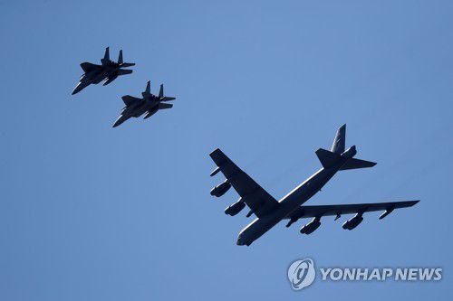 작년 5월 미 루이지애나주 뉴욜리언스 상공에서 전략핵폭격기 B-52(맨 오른쪽)를 F-15 전투기 두 대가 호위하고 있다.  [게티이미지/AFP=연합뉴스 자료사진]