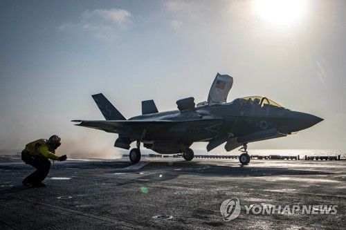 탈레반 공습을 위해 미 해군의 강습상륙함 USS 에섹스호에서 발진하는 F-35B 라이트닝 전폭기. 2018년 9월. [미 해군 제공·로이터=연합뉴스 자료사진]