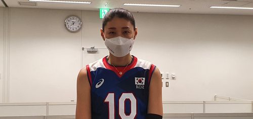 믹스트존 인터뷰하는 김연경(도쿄=연합뉴스) 한국 여자배구 대표팀 주장 김연경이 25일 도쿄 아리아케 아레나에서 열린 2020 도쿄올림픽 여자 배구 예선 브라질과의 경기가 끝난 뒤, 취재진과 인터뷰하고 있다.