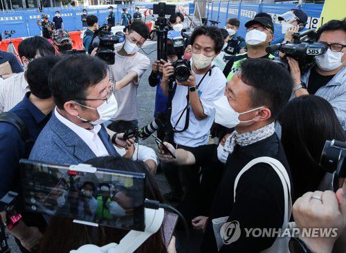 '세월호 기억공간' 철거두고 서울시·유족 갈등(서울=연합뉴스) 황광모 기자 = 서울시가 광화문 광장 재구조화 공사를 위해 광장에 있는 '세월호 기억공간' 철거를 예고한 26일 오전, 세월호 기억공간 입구에서 서울시 김혁 총무과장(왼쪽)이 김선우 4·16연대 사무처장에게 철거와 관련한 입장을 전달하고 있다. 서울시는 광화문광장 공사를 앞두고 지난 5일 유족 측에 세월호 기억공간에 대한 철거를 통보했으며, 25일까지 기억공간에 있는 사진과 물품 등을 정리해달라고 요구했다. 2021.7.26 hkmpooh@yna.co.kr