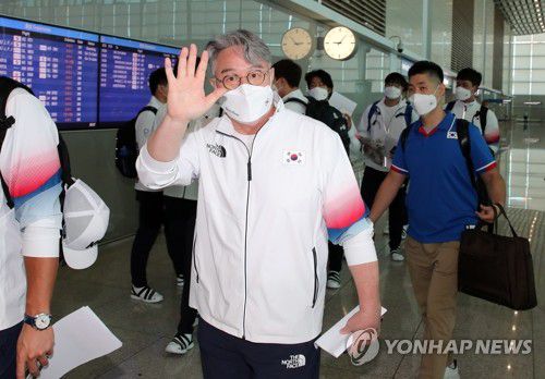 [올림픽] 도쿄로 출발하는 김경문 야구대표팀 감독(영종도=연합뉴스) 황광모 기자 = 2020도쿄올림픽 야구대표팀 김경문 감독이 26일 오전 인천공항을 통해 결전의 땅 일본 도쿄로 출국하고 있다. 2021.7.26 hkmpooh@yna.co.kr