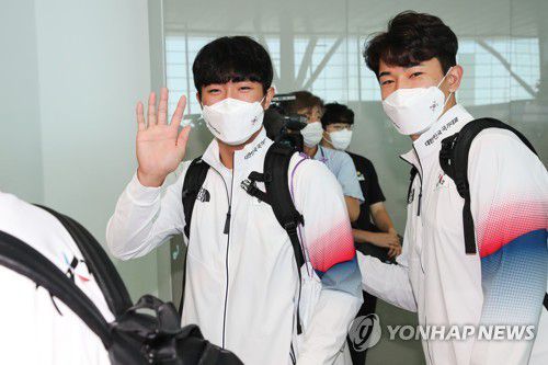 [올림픽] 이의리 선전 다짐(영종도=연합뉴스) 황광모 기자 = 2020도쿄올림픽 야구대표팀의 이의리(왼쪽)가 26일 오전 인천공항을 통해 출국하며 손을 들어 인사하고 있다. 2021.7.26 hkmpooh@yna.co.kr