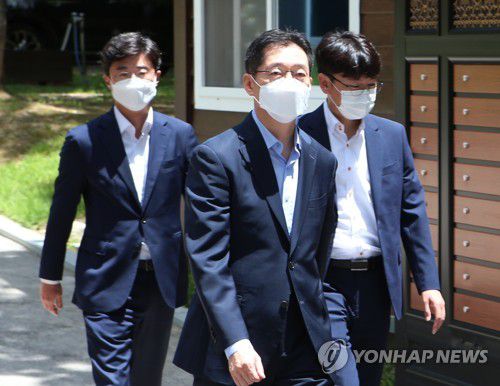 관사 떠나는 김경수 전 지사(창원=연합뉴스) 한지은 기자 = '드루킹 댓글 여론조작' 혐의로 유죄가 확정된 김경수 전 경남도지사가 26일 창원교도소로 출석하기 위해 관사를 나서고 있다. 2021.7.26 contactje@yna.co.kr