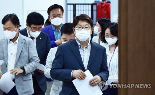 당외 대선후보 입당 촉구 기자회견하는 국민의힘 의원들(서울=연합뉴스) 하사헌 기자 = 권성동 의원 등 국민의힘 의원들이 26일 서울 여의도 국회 소통관에서 당외 대선후보 입당 촉구 기자회견을 하기 위해 기자회견장으로 이동하고 있다. 2021.7.26 toadboy@yna.co.kr