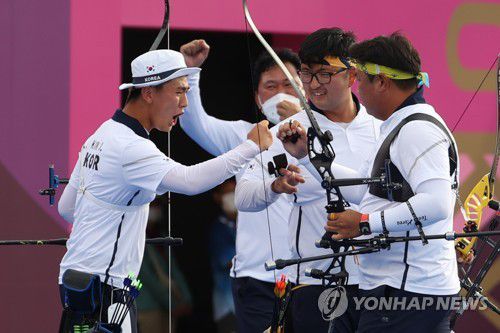 [올림픽] 양궁, 또 올림픽 금메달 쐈다…남자 단체전 2연패(도쿄=연합뉴스) 손형주 기자 = 26일 일본 유메노시마 공원 양궁장에서 열린 도쿄올림픽 남자 단체전 결승. 우승 확정 후 김제덕, 김우진, 오진혁이 환호하고 있다. 2021.7.26 handbrother@yna.co.kr